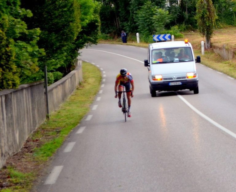 Cycliste en danger sur route par un véhicule qui le double